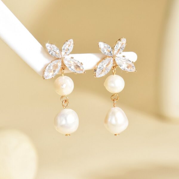 Chic Butterfly Pearl Drop Earrings Set - Elegant And Lightweight Jewelry For Women - Image 8