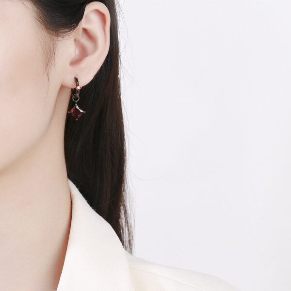 Ins Wears Cool Black Gold Earrings In Duplicate - Image 5